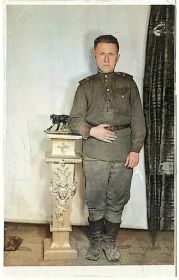 Гаоргий Иванович в 1945 у знамени части