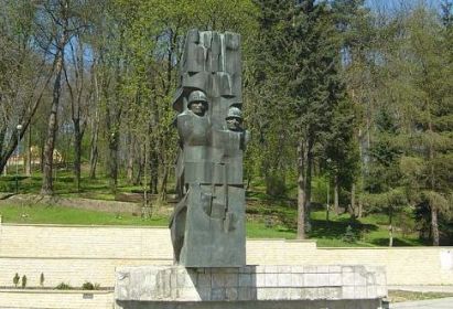 Польша, Подкарпатское воеводство, повят Санокский, г. Санок. Памятник  благодарности советским воинам, на братском воинском захоронении, демонтированный в октябре 2016 года.