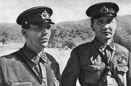 Полковник КРАВЧЕНКО М. П. (слева) с комиссаром бригады полковником МОНАСТЫРСКИМ Ф. В. (фото из архива Ермакова Ю. В.).