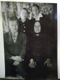 С женой, сестрой и матерью после войны