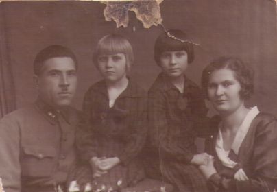 с женой Валентиной и дочерьми Еленой и Верой (моей бабушкой)