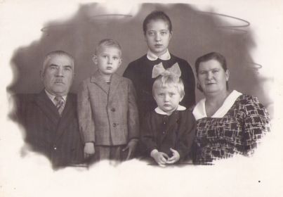 с женой Валентиной и внуками Ларисой, Павлом и Олей