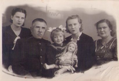 с женой Валентиной, дочерьми Еленой, Верой и внучкой Ларисой