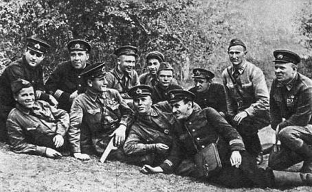 Командир бригады полковник КРАВЧЕНКО М. П. (третий слева) с офицерами бригады. 2 ряд, первый справа: майор КРАСНИКОВ Д. В. (фото из архива Кравченко С. А.).