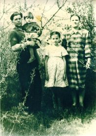 Савинова Зинаида Ильинична с семьей: мужем Алексеем Михайловичем и дочерьми Галиной и Людмилой 1959 год