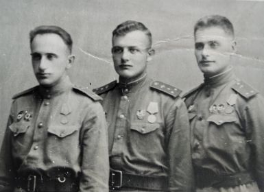 Гвардии лейтенант ГЕЛЬФАНД З. М. (слева) с неизвестными сослуживцами.