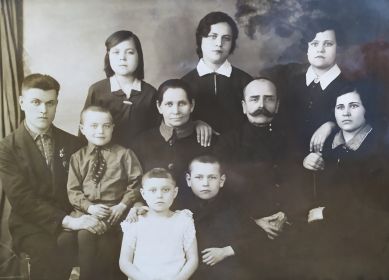 Михаил Кузьмич с супругой Марией Семеновной и детьми. Фотография сделана в Ленинграде в 1930-е годы.