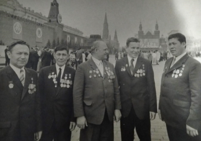 Калинников Л. З. (в центре) на Красной Площади в Москве. 1974 г.