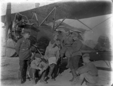 60 гв. нбап. Лейтенант Анисов Владимир Фомич (слева) с боевыми товарищами у самолёта По-2.