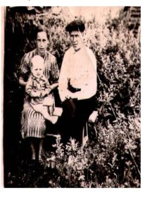 Иван Степанович, Августа Степановна, и их сын Григорий