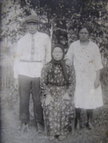 Лебедевы Александр Иванович, Мария Ивановна и мать Дарья Михайловна (сидит)