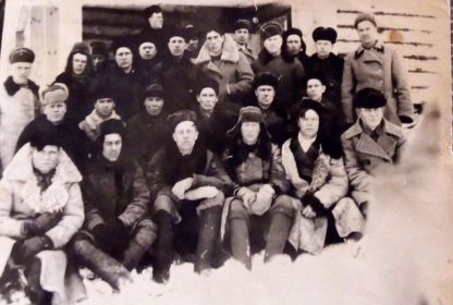 Группа работников Кондратьевской машинно-тракторной станции. В верхнем ряду, крайний справа (в солдатской шинели) - И. М. Колосовский.