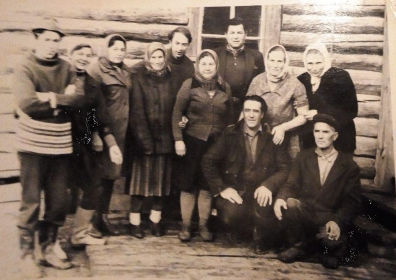 И. М. Колосовский среди сельчан (крайний справа).