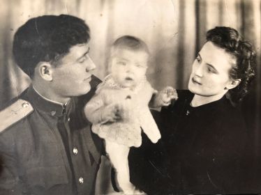 С мужем, Титовым Петром Федоровичем и дочерью, 1947г.