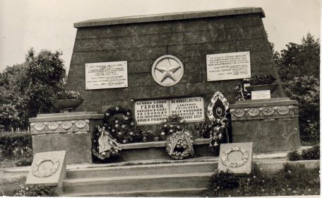 Братская могила где похоронен. Эстония, возле села Синимяэ