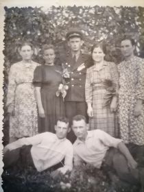 Иван Иванович с семьёй