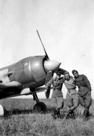 848 иап. 10.1944г. Аэродром Ямбол. Лётчик Михаил Голиков (слева) с боевыми друзьями у истребителя Ла-5Ф.