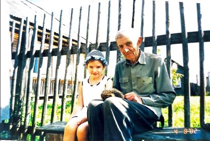 Челомов М.Я. и его внучка Аня. 2002 год.