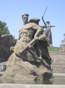 Скульптура «Стоять насмерть!» и монумент «Родина-мать зовёт!». Волгоград.