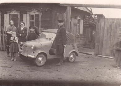 Родной брат Леонид. Надпись на обратной стороне фотографии: *На долгую вечную память от Груши, Лёни, Вити и Тамары. Дорогим нашим Наде, Ларисе и Юрику.*