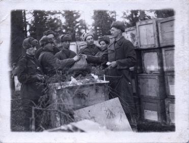 Подпись на обратной стороне фото: "Ане от Павлика. Май 1942 г. Действующая Армия. Я за выдачей первомайских подарков бойцам и командирам".