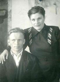 Шахрай Михаил Сергеевич ( дедушка ) Шахрай Любовь Артёмовна ( бабушка ) - во время войны работала в тылу , на тракторе .
