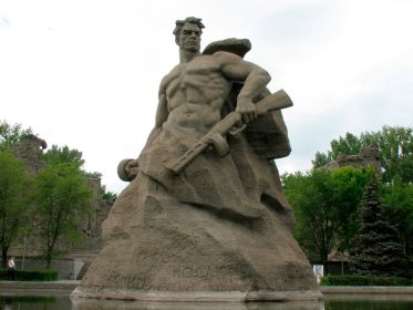 Скульптура «Стоять насмерть!» на площади Стоявших насмерть. Волгоград.