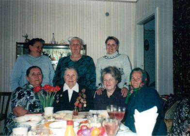 9 Мая 2002 год. С дочерью Ларисой и сёстрами и роднёй. Село Масловка. Рыбно-слободский район