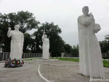 Мемориальный комплекс на братской могиле советских воинов. Калининградская обл., Багратионовский муниципальный о-г, п. Корнево, ул. Центральная, в сквере.