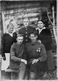 Тырцов Иван Ильич после войны с женой Анастасией, братьями и сестрой.