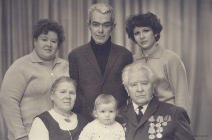 Семейный портрет. Примерно 1983 год. Белебей.