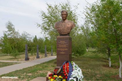 Памятник лётчику в Ахтубинске. Ахтубинский пилот.