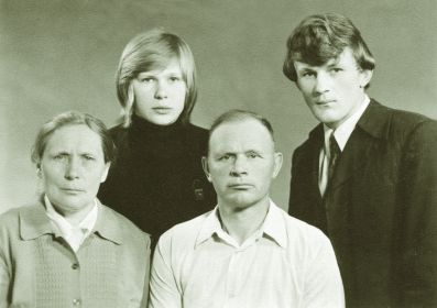 Семья Григория и Нины Зыбцевых. Дочь Людмила и сын Николай. 1973 г.