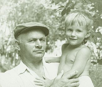 Г. Зыбцев с первым внуком Романом