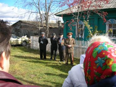 С генералом Минибаевым А.Б. в с. Гусево у родного дома, 2011.