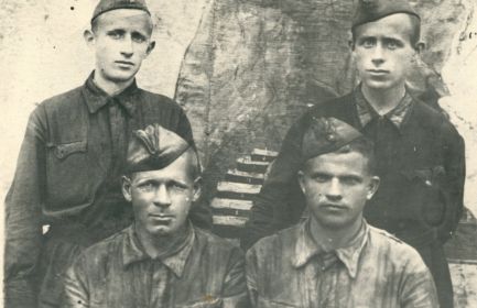 Николай Герасимов (крайний слева в первом ряду) в составе экипажа добровольцев бронепоезда №2 "За Родину"