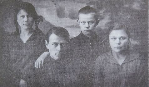 Ученики задонской средней школы, 1926 год. Лестевы Вера, Михаил, Всеволод, Валентина.