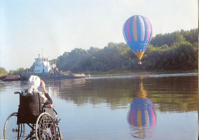 Утро на реке Оке в Рязани. Мама наблюдает за тепловым аэростатом, который завис над Окой в районе городского Лесопарка. 2014 г.