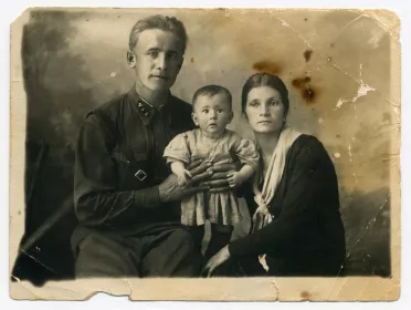 Жмаков Петр с женой Елизаветой и дочерью Тамарой