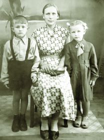 Нина Михайловна с детьми Колей и Людой. 1960-е гг.