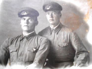 Хаустов Пётр Устинович (справа) с сослуживцем -земляком Талашовым Дмитрием (п.Тяжин)