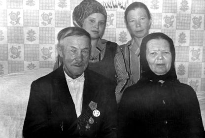 Миронов Федор с женой Елизаветой и дочерьми Надеждой и Нюрой