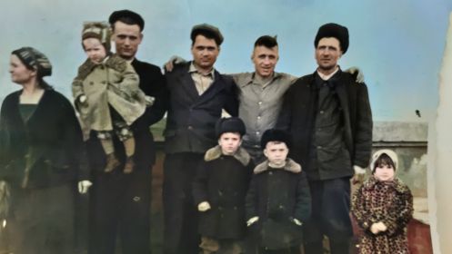 Литвинов-справа на лево дед 2 сына, внизу внуки, с края жена Дарья