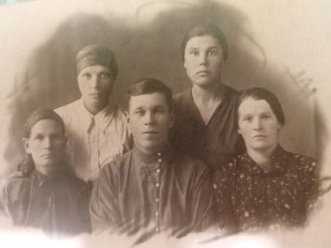 С семьёй: справа - жена, справа вверху - сестра Анна, слева - мать Мария Осиповна