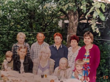 Фото у себя на родине,в свой день рождения- 88 лет. Со своими детьми, внуками и правнуками