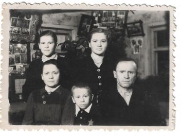 Семья брата Михаила. Дочери Тамара, Валерия, сын Леонид в середине, супруга Лиза  и сам Михаил.