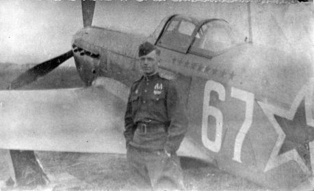 728 иап. 1944г., лето. Польша. Лейтенант Качковский Андрей Игнатьевич возле своего Як-9М.