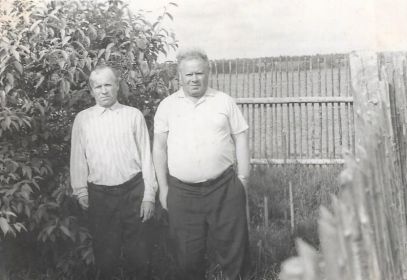 Дедушка Женя с братом Михаилом в деревне после войны