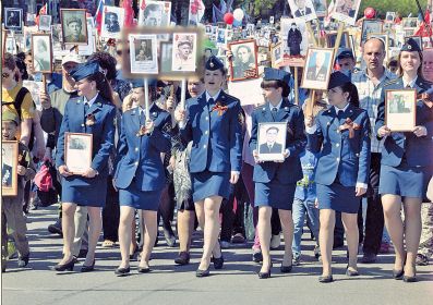 9 Мая 2016 г. Шествие Безсмертного полка в Рязани. Курсанты Академии ФСИН несут портреты моего отца и Зыбцевой Тамары Ивановны (моей тёти). Состоялась символическая встреча Зыбцевых-Кутузовых