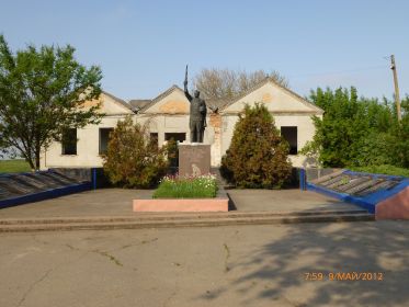 Общий вид братской могилы с.Рыбчино Кировоградская область